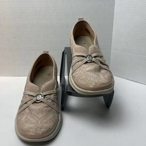 B Zees Niche Size 9.5 Beige Comfort Shoes Slip On Sneakers Support